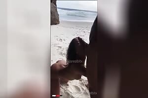 Rosarealbitx mamando o namorado e liberando a bucetinha na praia