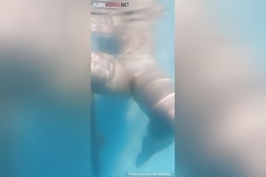 Kerolay Chaves rabuda linda na piscina se mostrando nua