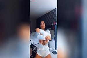 Sil Torra Torra toda gostosa com roupa coladinha dançando