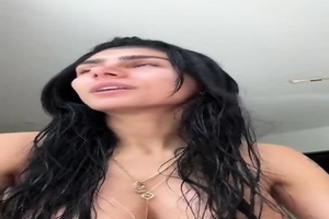 Mia Khalifa pelada no banheiro mostrando seus peitos deliciosos